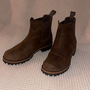 Chaco Fields Chelsea boot in brown. Size 7 women’s. Waterproof.